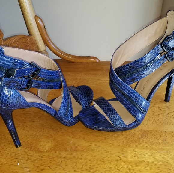 HTF Vince camuto Snakeskin size 7 - Picture 1 of 5